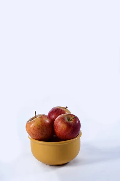 Pyszne Czerwone Jabłka Stole Widokiem Boku Białym Tle — Zdjęcie stockowe