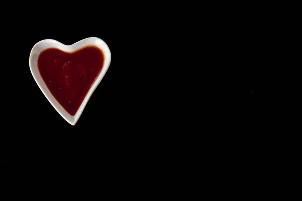 Серцеподібний Горщик Соусом Червоного Перцю Ізольований Чорному Фоні — стокове фото