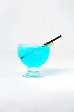 Tropikal içecek, lezzetli margarita, buzlu limon çarşaf, narenciye meyveli ferahlatıcı içecek.