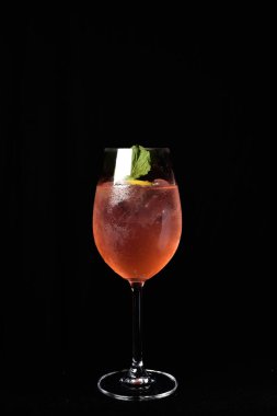 Buzun üzerinde tropikal turunçgil meyveleri içer, otlar filizlenir, bulanık arka planda metinler için alan sağlar.