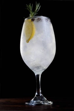 Buzun üzerinde tropikal turunçgil meyveleri içer, otlar filizlenir, bulanık arka planda metinler için alan sağlar.