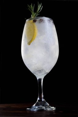 Buzun üzerinde tropikal turunçgil meyveleri içer, otlar filizlenir, bulanık arka planda metinler için alan sağlar.