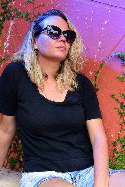 Genç sarışın kız rahatlamış ve poz veriyor.