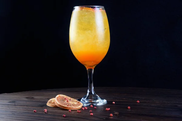 Bebidas Cítricos Tropicales Sobre Hielo Con Ramitas Hierbas Otorga Espacio —  Fotos de Stock