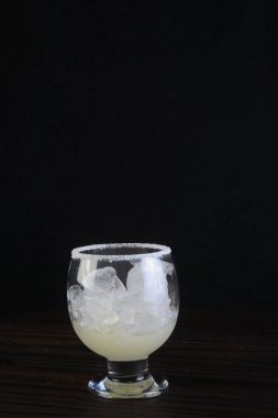 Buzun üzerinde tropikal turunçgil meyveleri içer, otlar filizlenir, bulanık arka planda metinler için alan sağlar.