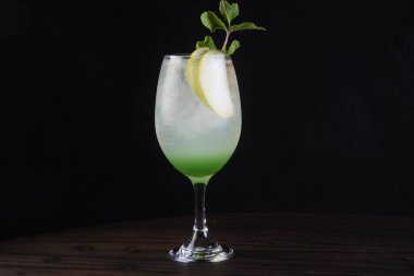 Buzun üzerinde tropikal turunçgil meyveleri içer, otlar filizlenir, bulanık arka planda metinler için alan sağlar.