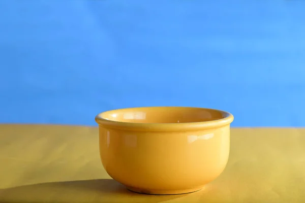 Tigela Porcelana Amarela Isolado Fundo Azul Com Amarelo — Fotografia de Stock