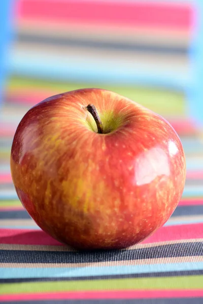 Makrofotografie Rote Äpfel Isoliert Auf Farbigem Hintergrund Mit Unschärfen — Stockfoto