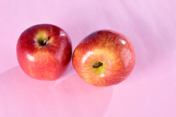 Červené Jablko Shora Růžovém Pozadí — Stock fotografie