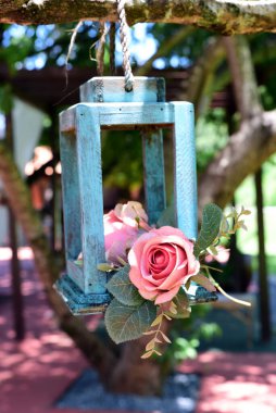 Avize, dekoratif ahşap kafes, çiçek düzenleme standı.