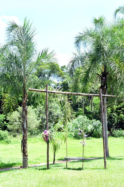 Holzschaukel Garten Mit Gestecken — Stockfoto