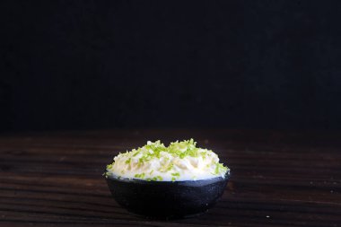 Limon aromalı mayonez, kopyalama alanlı krem peynir.