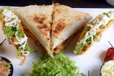 Meksika yemeği guacamole, taco, quesadilla, burrito, jalapeno nachos