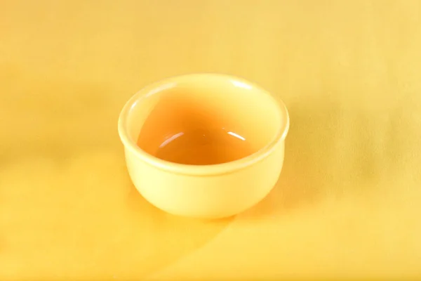 黄色瓷碗 背景为黄色 — 图库照片