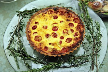 Salamlı ve salamlı dilimlenmiş peynir.