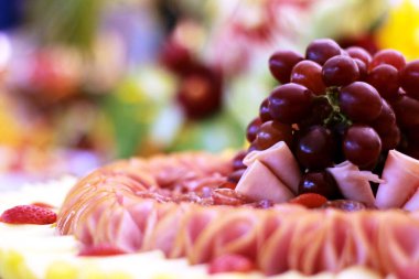 Salamlı ve salamlı dilimlenmiş peynir.