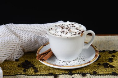 Kahve fincanlı masa, kurabiye peynirli kahvaltı aperatifi