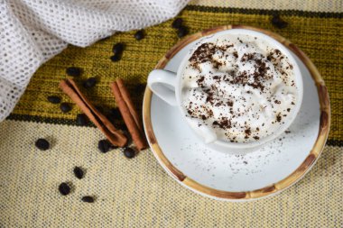 Kahve fincanlı masa, kurabiye peynirli kahvaltı aperatifi