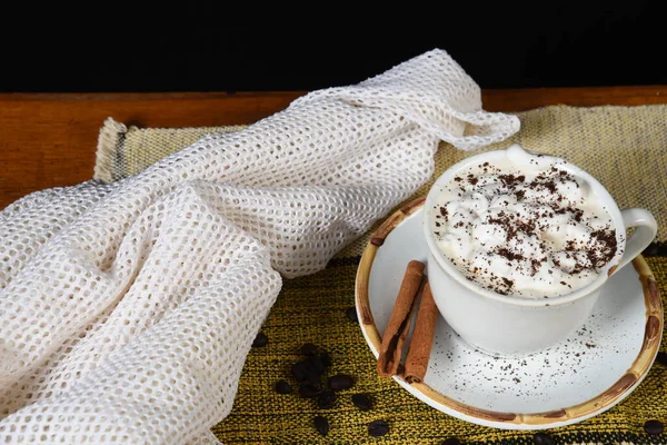 Kahve fincanlı masa, kurabiye peynirli kahvaltı aperatifi