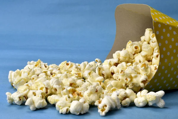 Köstliches Popcorn Fiel Auf Maiskorntisch Mit Kopierplatz — Stockfoto