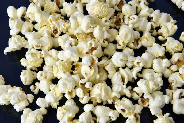 Köstliches Popcorn Fiel Auf Maiskorntisch Mit Kopierplatz — Stockfoto