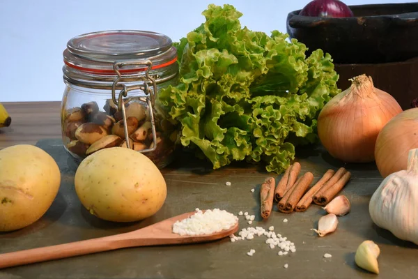 Table Avec Légumes Légumes Pomme Terre Laitue Oignon Aliments Sains — Photo