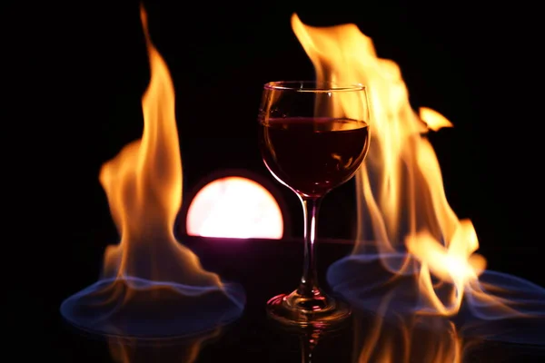 Rood Wijnglas Zwarte Achtergrond Met Rondom Vuur — Stockfoto