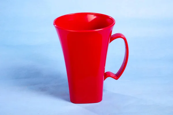 Rote Farbe Leere Tasse Isoliert Auf Hellblauem Hintergrund — Stockfoto