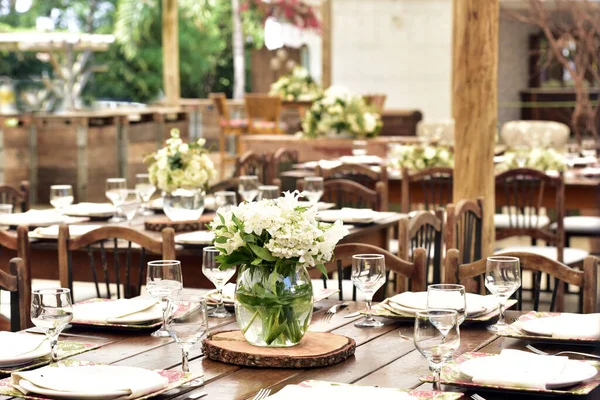 Eettafel Versierd Met Bloemen Rustieke Sfeer Met Hout Bloemen — Stockfoto