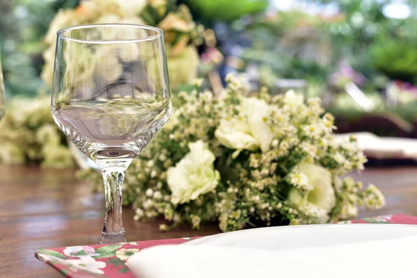 Çiçeklerle Süslenmiş Yemek Masası Ahşap Çiçeklerle Süslenmiş Köy Atmosferi — Stok fotoğraf