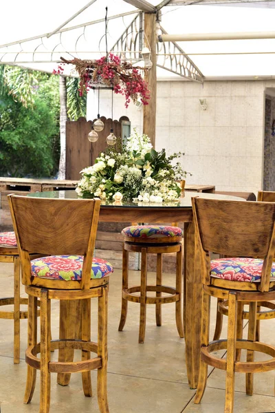 Mesa Comedor Decorada Con Flores Ambiente Rústico Con Madera Flores — Foto de Stock