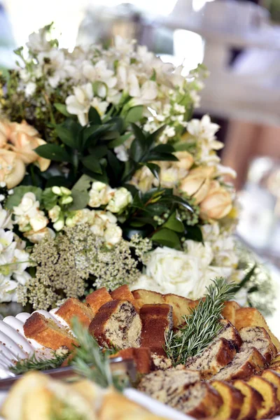 Mesa Pequeno Almoço Com Alimentos Com Sopas Saladas Flores — Fotografia de Stock