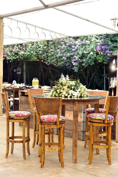 Mesa Comedor Decorada Con Flores Ambiente Rústico Con Madera Flores — Foto de Stock