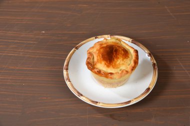 Tipik Brezilya yemeği pişirilmiş empada tavuk eti ve sosla doldurulmuş, masada izole edilmiş.