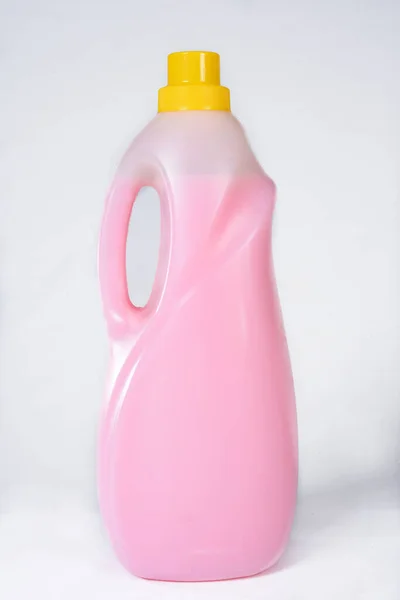 白地に隔離された香水やシャンプーの香料に使われるペットボトル — ストック写真