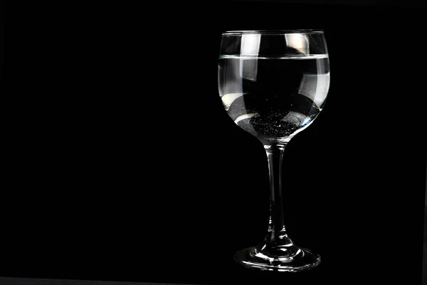 Glazen Beker Met Witte Wijn Glas Met Water Geïsoleerd Zwarte — Stockfoto