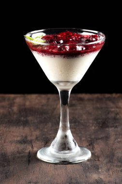 Kırmızı meyve, ahududu sosu, kremalı çilek ve cam kasede servis edilen reçel.