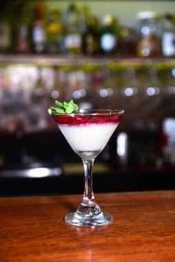 Kırmızı meyve, ahududu sosu, kremalı çilek ve cam kasede servis edilen reçel.