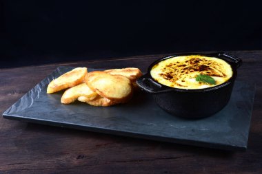 Köfteli köfte soslu ve peynirli tost ekmekli ve baharatlı leziz yemekler.