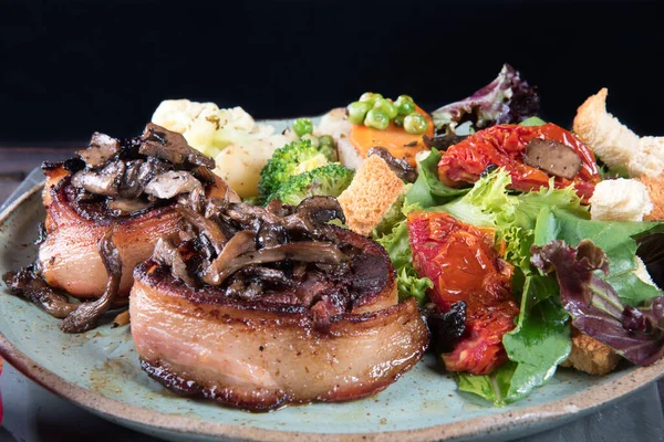 Domuz pastırmalı biftek, sebze salatası ve hardal soslu tabak.