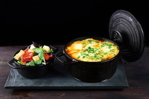 Sos ve peynirli lezzetli köfteler, kızarmış ekmek ve baharatlı yemekler, sebze salatası.