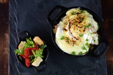 Et fileto salatası, sağlıklı yemek, palmiye mantarlı domates salatası, hardal sosu.