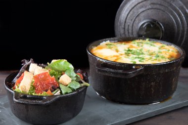 Et fileto salatası, sağlıklı yemek, palmiye mantarlı domates salatası, hardal sosu.