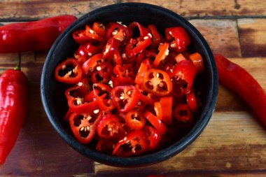 Kırmızı biber dilimlenmiş turşu, baharatlı doğal yemek.