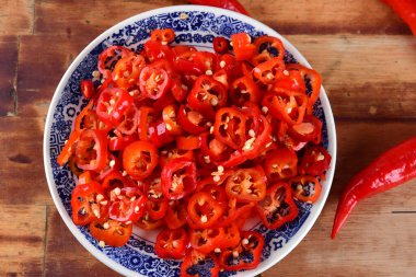 Kırmızı biber dilimlenmiş turşu, baharatlı doğal yemek.