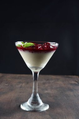 Kırmızı meyve şuruplu dulce de leche tatlısı