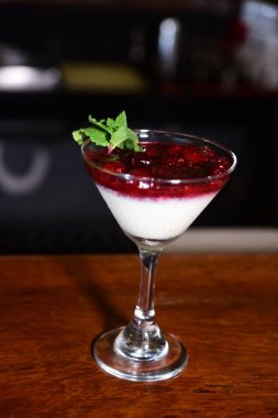 Kırmızı meyve şuruplu dulce de leche tatlısı