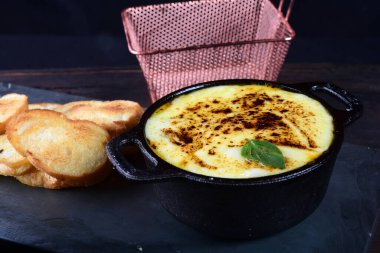 Köfteli tava domuz etli pilav kızarmış patates salatası ve erimiş peynir, sebze soslu restoran yemeği, tavada Brezilya yemeği.