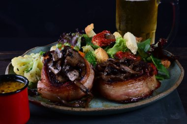 Domuz sucuğu, patates salatası ve peynir, sebze soslu restoran yemeği.