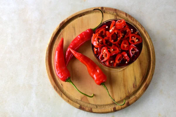 Kırmızı biber dilimlenmiş turşu, baharatlı doğal yemek.